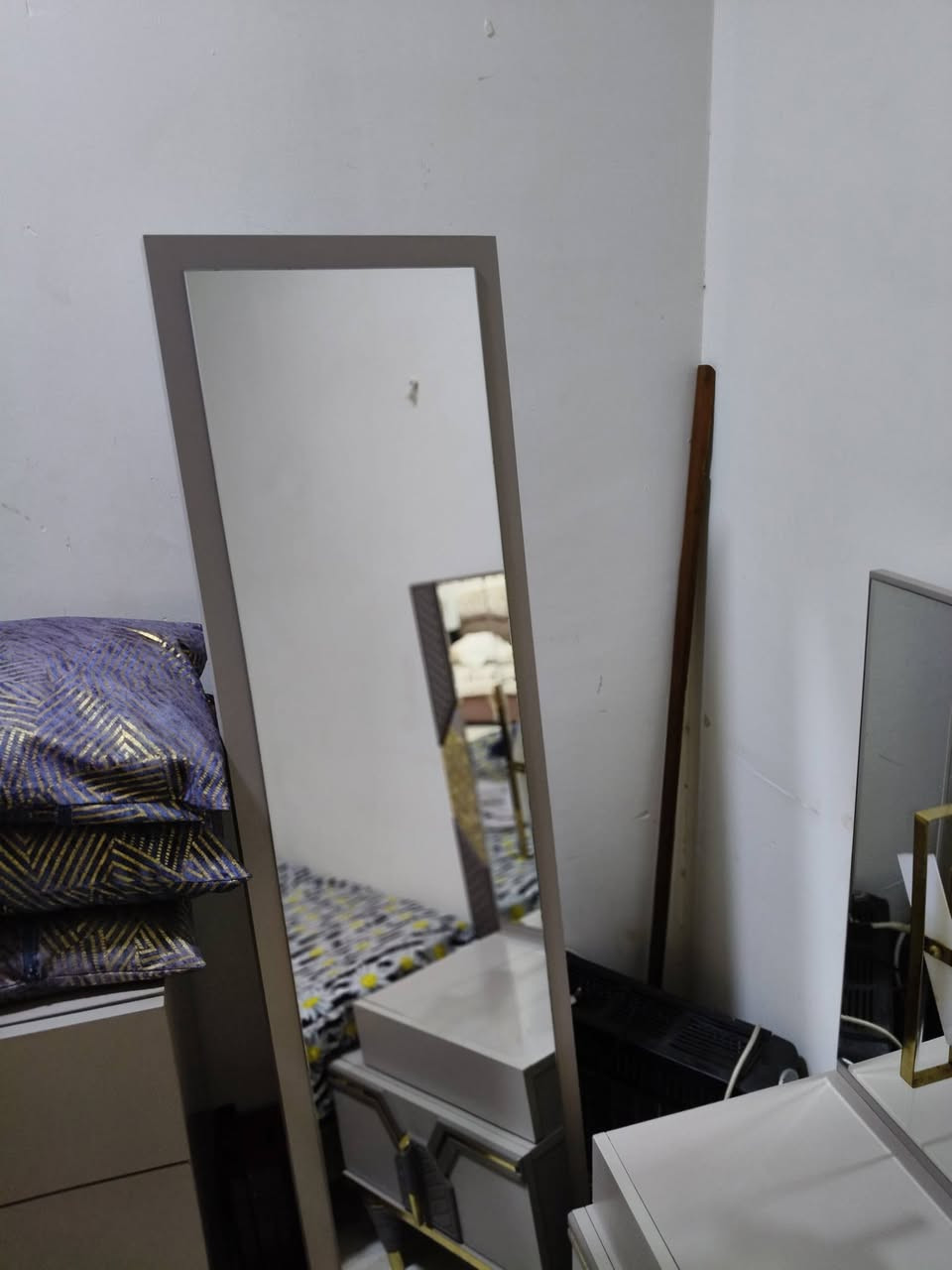العنوان البليديات شارع المصرف بل خدمي 
رقم الهاتف ***********،،📞
السلام عليكم غرفه
 نوم تركي استعمال قليل مكونه من ست قطع 
استعمال قليل ديوان تخم مكون من خمس قطع.
السعار  خاص مكلف بل نشر
