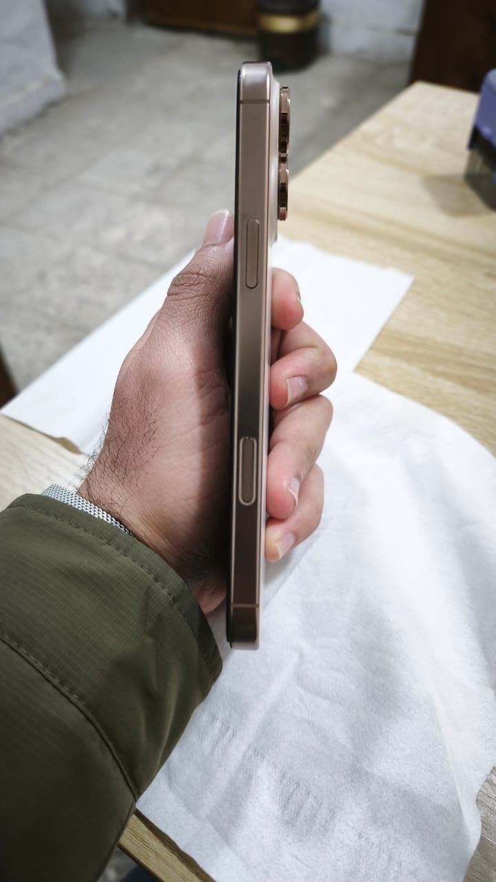 16 برو ماكس شرق اوسط ABM 
Dessert titanium
256 
بطارية 100 داخل الضمان مشحون 181 مرة 
الملحقات
1-كارتون +كيبل
2-لاصق شاشةUNIQ 
3-لاصق كاميرات ياقوت UNIQ
السعر 1400  لا يوجد توصيل
***********
مكاني بابل