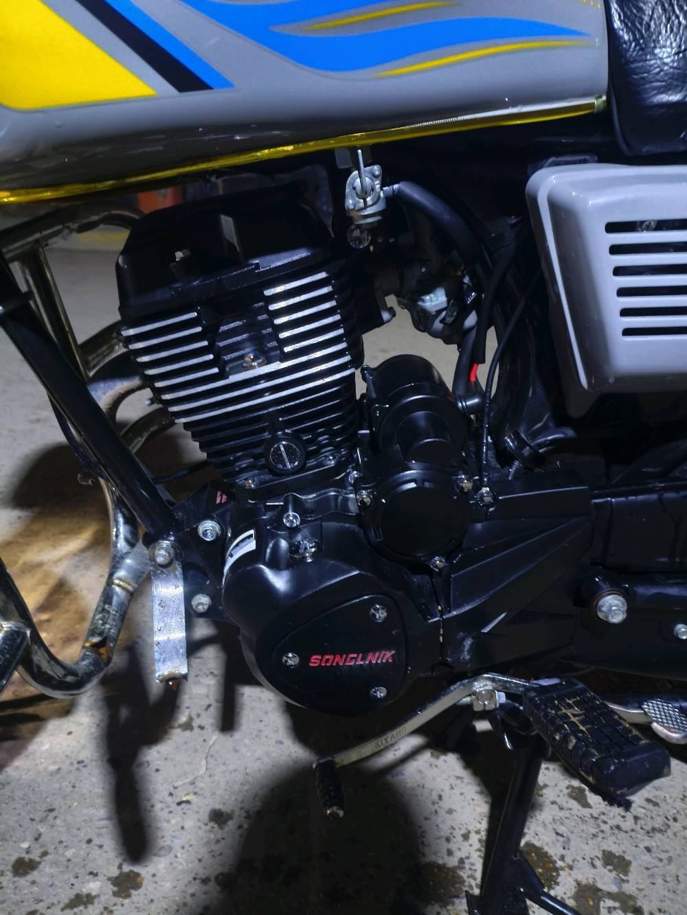 دراجة نار جديدة للبيع من نوع Sonclini، موديل 2026. تتميز بمحرك 200 سي سي قوي ومقاعد مريحة، بالإضافة إلى لوحة تحكم إلكترونية حديثة. مثالية للقيادة في المدينة أو الرحلات الطويلة. الإضاءة الأمامية والخلفية LED لزيادة الأمان أثناء القيادة في الليل.