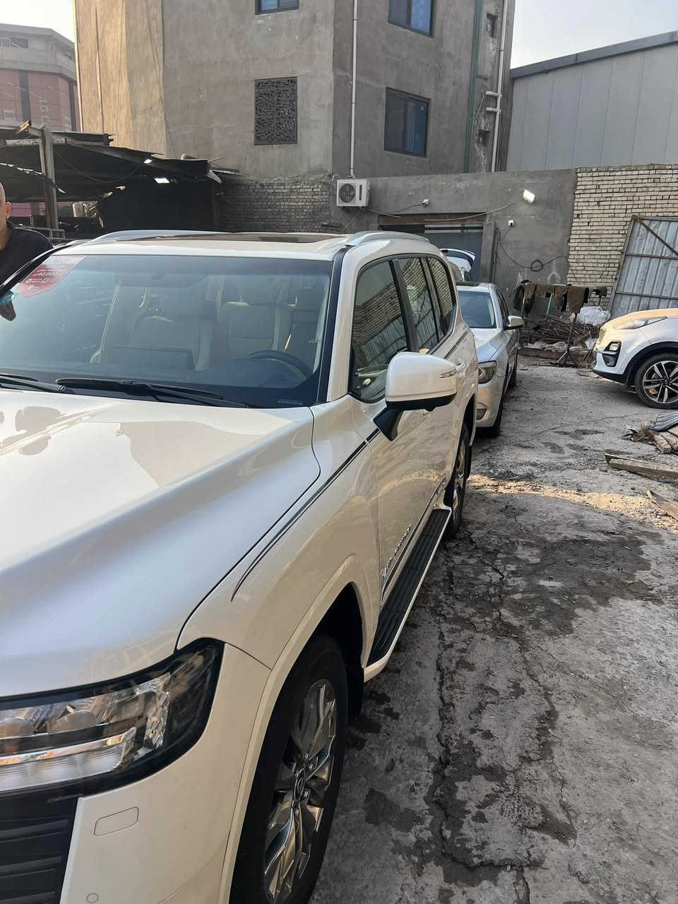 لاندكروز ٢٤ ساز لمتد اصلي خمس كامرات ولد بالشبك  ابيض  باسمي ماشيه ٢٦٠٠٠كم بدون حالات او تكحيل بجمه مغلف ppf وسونره وياه  وباسمي ثاني يوم تحويل مكانه بالحارثيه رايده ب٧٣٥٠٠ $   قفل للاتصال ***********
