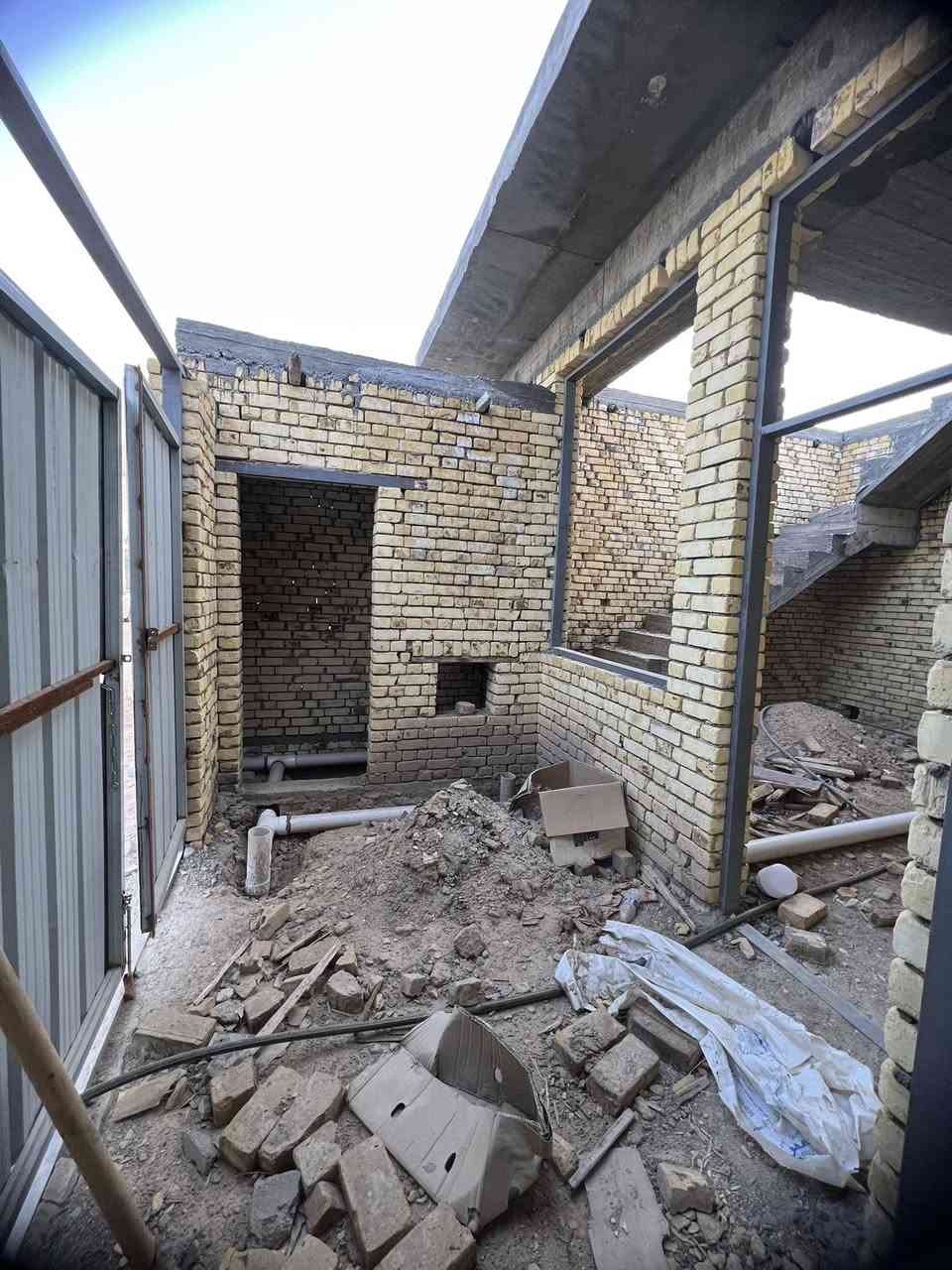 هيكل للبيع 🏠
🧾نوع العقار شاغر 
📉المساحة ١٠٠م النصف الأمامي
الـسـعـر ٣١
العنوان 📍حي الفداء 
للأستفسار ☎️***********
