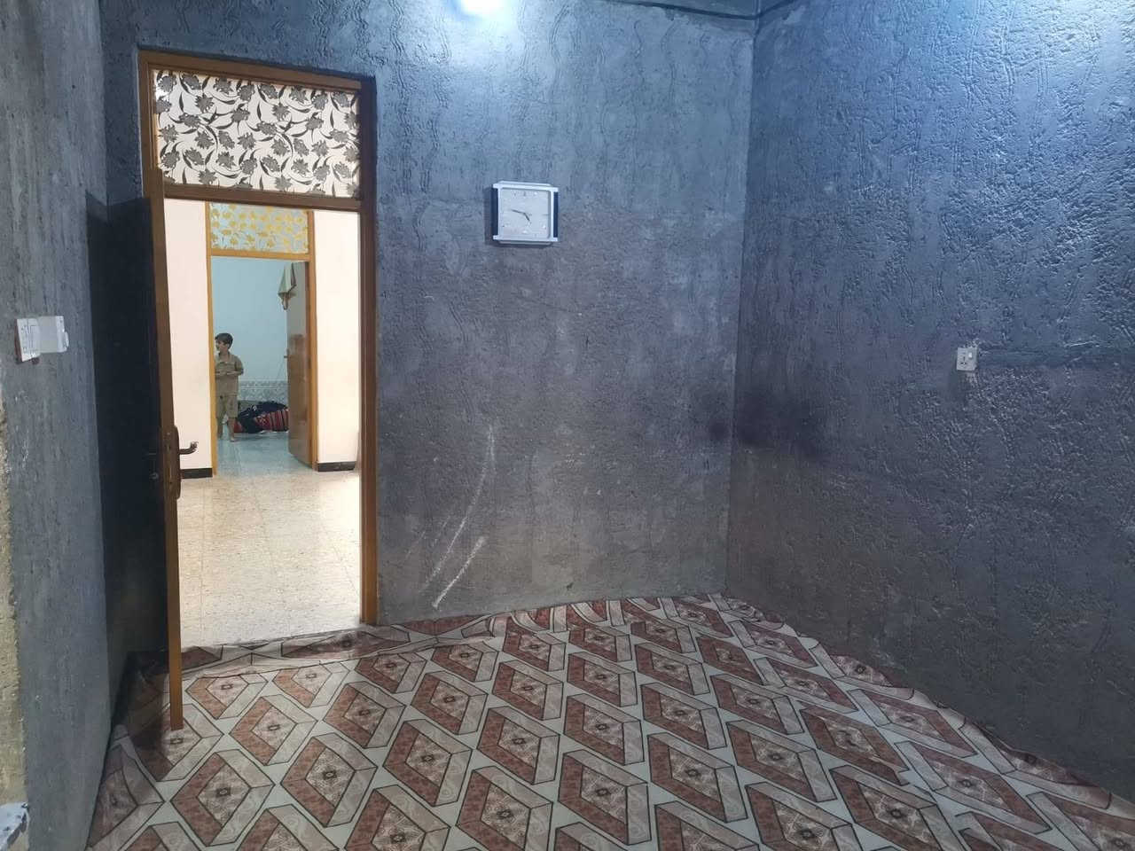 السلام عليكم
عندي بيت زراعي مساحته 250 متر مشمول بالتطويب ومرقم مقابل الادله الجنائية عمود ٢٣٦ قريب على الشارع العام
البناء مال جناي درجه اولى
معوز تشاريف والمطابخ عدد 2 حار وبارد نقص سيراميك
يحتوي على غرفتين 4×5
صاله 4.15 × 9
استقبال 5.30 × 6.70
مكشوفات عدد 2
حمام داخلي وخارجي عدد 2
***********
