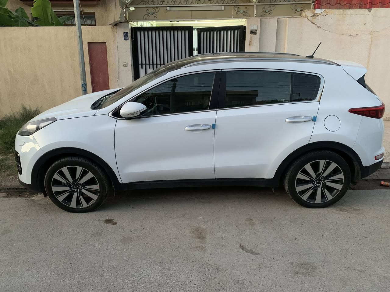 السلام عليكم كيا ابورتاج 2017 اكلين  ام الضمان خمس سنوات من شركة كيا الي بربيل ماشيه 90 كيلو متر المحرك والكير ابشرط برغي ما مفتوح بيهم
مواصفات بنوراما كشنات جلد مشنين الامامي كهرب حساسات امامي خلفي داخل لونين ويلكب 19 زراك لايت 
مري شفط دخول ذكي لايت لد اصلي شاشه اندروايد يدات نيكل ترحيب كابون بانزين ورقي سنويه لي سنة 2027 رقم مسطره هزه ما ساقطه باتري جديد تايرات جديده بدون تعديل بارد بيها شخط بسيط اوبخصه مكان وحده ازغيره ما ملعوب بيهم السعر 187 بيها مجال مكان موصل حي الصديق
للتواصل *********** بي واتساب
