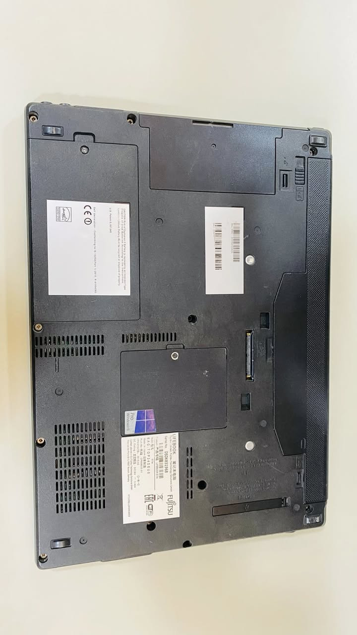 هلا بيكم حبايب، شلونكم! 😎
🔥 للبيع لابتوب نار وشرار! 

(FUJITSU E734) 🔥

لابتوب (فوجيتسو ياباني)، جهاز سلم جهاز عملي وشرس، شغل مكاتب أو دراسة أو حتى امن سيبراني وبرمجة

✅بيها برامج الاوفس بـ123 بس مجاني متحصلة بغير مكان

 (Freelance) يتكل عليه! اللي يدور السرعة والكفاءة، هذا وصل!

🚀 مواصفات اللابتوب (توب 

التوب!) 🚀

✅بيها دبل بطارية عدد 2 انسى الشحن 

 ✅ المعالج: كوراي ف (Core i5) الجيل الرابع (4th Gen) فئة M.

 ✅الرام: 8 جيجا DDR3.

 ✅ الهارد: 256 جيجا SSD (السرعة الحقيقية تبدأ من هنا، يشتغل بثواني!).

 ✅الشاشة: 14 إنچ.

 ✅ النظام: ويندوز 10 برو منشط.

📌 ملاحظة مهمة (للامانة) 📌

*منفذ السماعة الخارجية الشريط مفصوخ سعرة 10 

 *الشاشة بيها ندبة سودة صغيرة ممبين حيل وممأثر عليها ابد

💵 السعر 💵

 * السعر: 150 ألف وبي مجال  (سعر مناسب جدًا مقابل الـSSD والـi5 والبطاريات ).

 * التوصيل: مجاني لكل المحافظات، وتوصلك وين ما تكون.

 ⭕️ حقيبة.

 ⭕️ الشاحن الأصلي.

📞واتساب ***********
