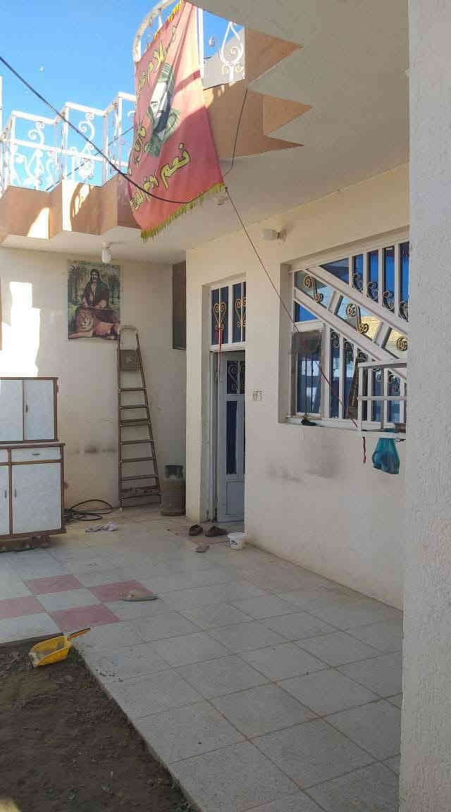 السلام عليكم دار سكن للبيع طابقين اربع غرف نوم بالقرب من المدارس وبالقرب من شارع الصب في الكوت منطقة حي الحكيم نزلة الوائلية مساحتة 240م وشارعة 10م البناء طابوق درجة اولى والسقف صب مسلح والارضية والجدران سيراميك ويتكون البيت من اربع غرف نوم وصالتين واستقبال ومطبخ وصحيات داخلية وخارجية ومرقم من قبل البلدية ومتوفرة كافة الخدمات السعر 80 وبي مجال الاستفسار الاتصال على هذا الرقم ***********
