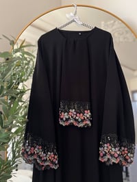 عباية • شال • تطريز يدوي