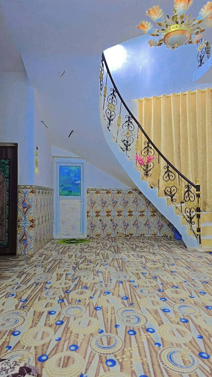🏡 للبيع منزل طابقين – كربلاء / الجمعية الثانية (قبل الساهرون)

📍 الموقع: الجمعية الثانية، شارع طارق، قرب البانزينخانة، أرض كربلاء، قريب من الشارع العام (30 متر)، والفرع كونكريت.

📐 المساحة: 200 م²

💰 السعر: 180 مليون دينار عراقي، وقابل للتفاوض.

مواصفات المنزل:

🔹 الطابق الأول:

- كراج سيارة كبير.
- صحيات خارجية.
- استقبال بمساحة (8.5 × 4 م).
- مطبخ حار وبارد.
- صالة بمساحة (8 × 4 م).
- غرفتا نوم، كل غرفة (5 × 4 م).
- منور بين الغرف.
- صحيات داخلية.

🔹 الطابق الثاني:

- صالة.
- غرفتان:
  - غرفة (5 × 4 م).
  - غرفة (8 × 4 م).
- نظام سويت.
- الحمام غير مكتمل.
- مساحة متبقية تكفي لبناء غرفتين إضافيتين.
- البناء من البلوك وبكونكريت مسلح درجة أولى.

📞 للاستفسار:
***********
#حسين_لعقارات_كربلاء🏘🏘
