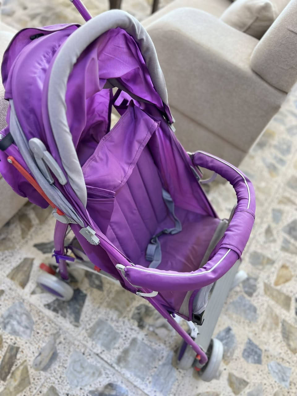 بنفسجية… كأنها قطعة من حلم صغير 💜
كل تفصيلة بيها تحچي حنية وأمان.

أو

صغيرة بالحجم… كبيرة بالحب اللي راح تحملـه 👶💜

أو

مو بس عربة… بداية ألف حكاية حلوة 🌸

أو

أناقة بنفسجية… لأجمل أم وأجمل بيبي �


**إذا كنت صاحب هذا الإعلان وتريد حذفه لأي سبب، رجاءا أرسل رسالة إلى الدعم الفني**