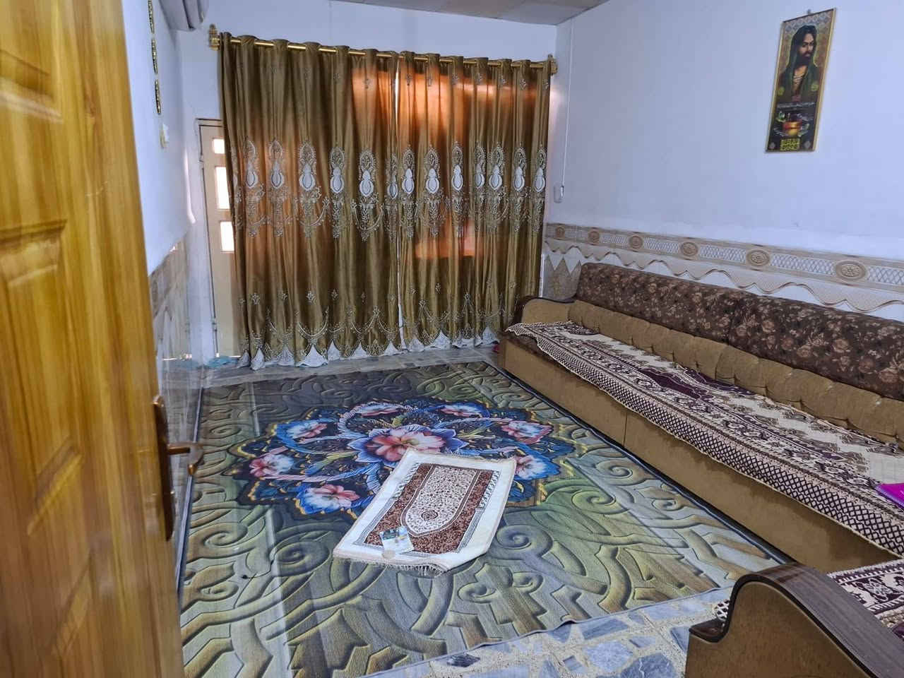 ........يالله.......
من رخصت المدير المحترم
يوجد جميع العقارات والقطع والاراضي السكنيه 
بيت مساحه 105 مربع طابقين
الطابق الاول غرفه نوم +صاله+استقبال+صحيات+مساحه بيت
الطابق الثاني+غرفتين+صاله+صحيات
البيت مرتب خير من الله قريب عل التبليط يوجد كافة الخدمات المكان شارع المطار شارع اسواق فدك
رقم الهاتف+ واتساب ***********
