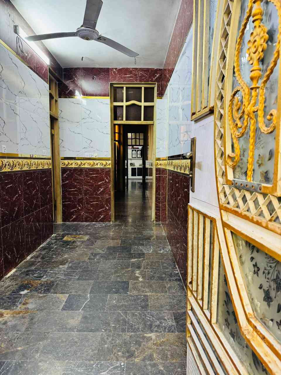 سلام عليكم...
بيت للبيع في منطقة العبيدي شارع العابد عل شارع العام 
مساحتة 150 واجهة 6 ونزال 25 يتكون من 5 غرف نوم واستقبال وصالتين ومطبخين فوك وجوة وبيتونة 
سعرة 240
للاستفسار ***********
