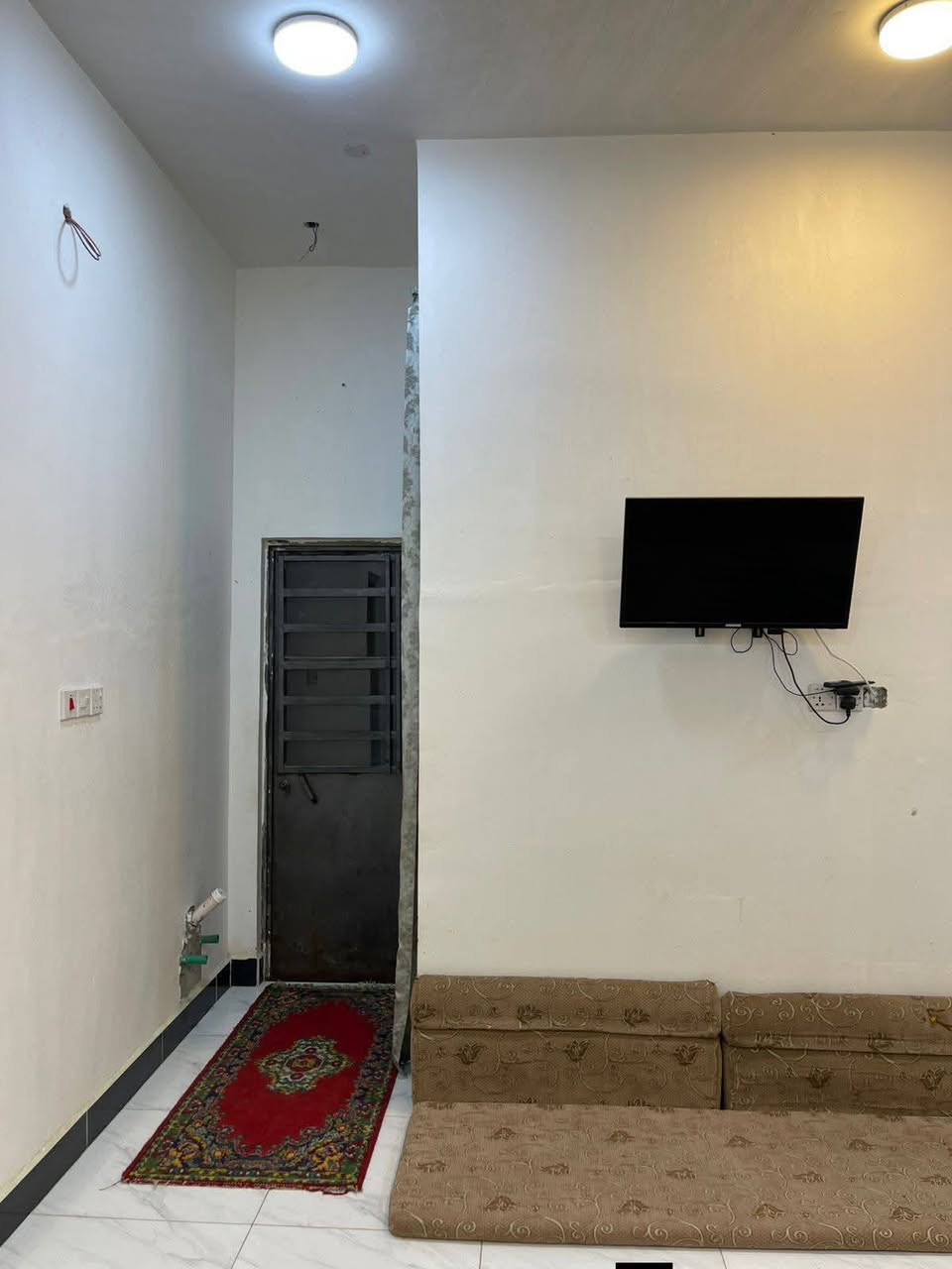 البيت للبيع ،، طابو ملك صرف عرصه وبسمي تحويل مباشر بأسم المشتري . 

تفاصيل البيت 
المساحه : 113 م 
يتكون من : غرفه منام و صاله و مطبخ و استقبال و صحيات ودرج خارجي : تكدر تبني بيت ثاني فوك ( تستثمره )

بناء البيت بلوك درجه اولى ،، عام 2025 
البيت بمكان جداً مميز وقريب على الشارع مسافة 100 متر 
تتوفر كافة الخدمات ماء وكهرباء واسواق ومدارس . 

عنوان البيت : البهادريه خلف مدارس الوتين الاهليه 

سعر البيت : 85 مليون

علماً البيت مع الاثاث 
المطبخ جاهز 100‎%
الغرفه جاهزه وجديده مع السبلت 
الديوانيه مع تخم القنفات الجديد 
وبقية التفاصيل تانكي + ماطور + مراوح + مغسله يعني البيت جاهز من كل التفاصيل وسعره سعر الزراعي والشراي يدلل
***********

