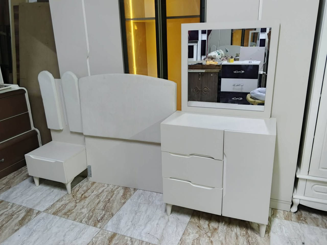 غرفة نفر 6 ابواب  4 قطع 
للاستفسار ***********

