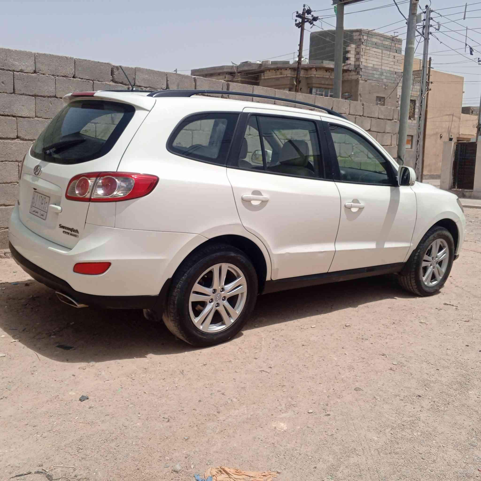 سنتافي 12 خليجي محرك وقير وتبريد جدا سياره جاهزه من كل شيء سياره بيها باب سائق فقط مبدل مكان السياره بصره سعر السياره 140 بها مجا رقم***********
