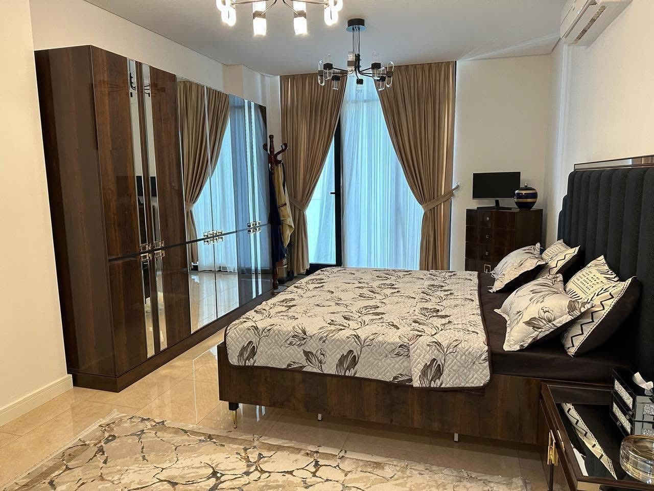 مجمع جواهر دجله بغداد الكاظميه شارع المحيط مجاور منتجع العبسلي
‏شقة للبيع
تباع مؤثثه كامله 
تحتوي على ثلاث غرف
غرفه ماستر
حمامين حمام واحد مشترك
صاله مطبخ
كامله مابيه اي نقص
بيه عشر اطنان تبريد 
***********
ما متوفر عل فيس فقط رقم
