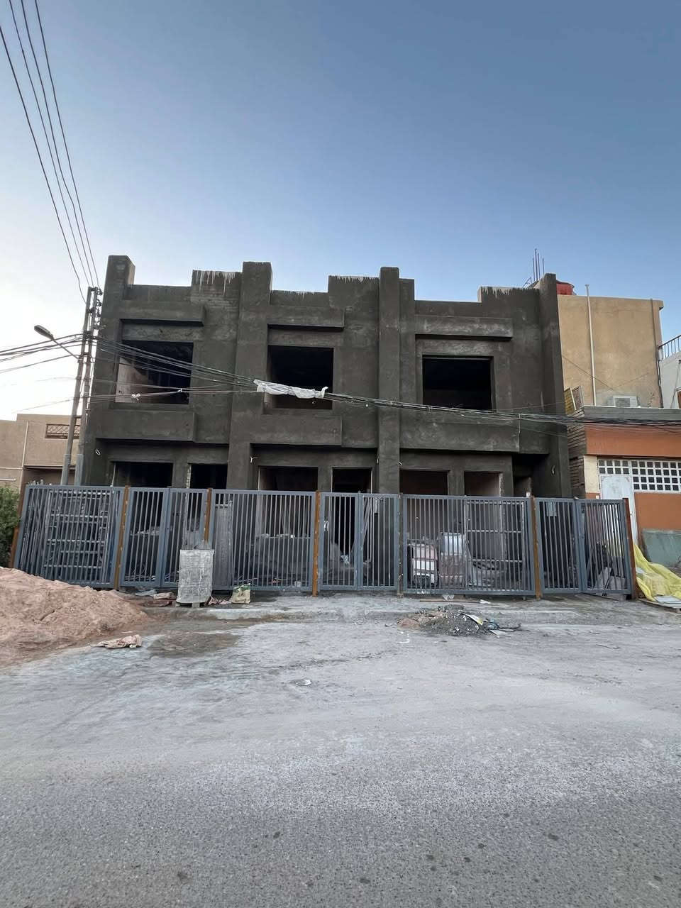 مشتملات  عدد ( 2 )50 متر 
ومشتمل واحد 61م مداخلين للبيع 🏡🏡🏡

كل مشتمل ثلاث طوابق 

(((3غرف نوم و3صحيات )))

سيراميك ألواح 
والواجهة تغليف بورسلين 

علئ شارع 20متر رصيف 4متر 

بناء مستقل غيرمشترك 🏚️🏚️🏚️

 50متر واجهه4متر  
نزال 13متر 
61متر واجهه واجهه 5متر نزال 13متر  

بناء حديث درجه اولى 
يحتوي على صاله ومطبخ وحمام 
الطابق الثاني
غرفتين نوم.  حمام. عدد 2
طابق الثالث غرفه نوم وسطح امامي 

العنوان :: بغداد حي الجهاد الضباط مقابل مجمع الرتاج السكني  خلف الشارع العام مباشر 

للاستفسار الاتصال ***********
