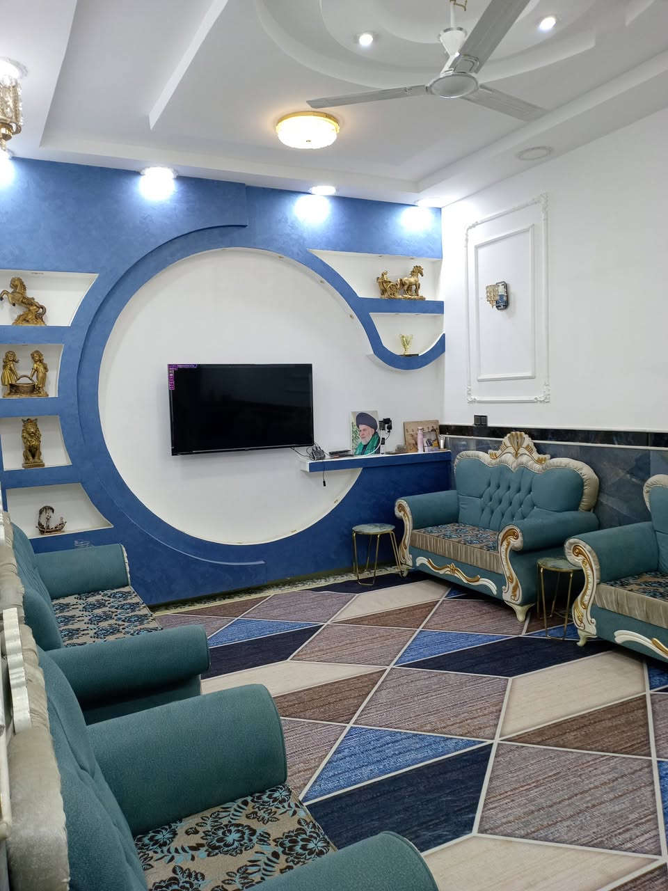 يا الله

دار للبـيـــع سيد جميل ( 200 متر )
قرب الأسواق المثلث ( اسواق ناي )+ قرب الحديقه المثلثه

متكون من طارمه كبيره واستقبال وصاله ومطبخ كبيرات
ومنور وغرفتين نوم وصحيات داخلية وخارجية

الطابق الثاني

غرفتين نوم كاملات  عوزهن تفاصيل قليله

مطلوب إسكان 60 مليون الشراي ايسدد بشرط تبديل الكفيل

للتواصل والاستفسار خاص او اتصال
***********
***********

اخوكم ابو نور الدلال

المكتب مجاز حكومياً ادخل للحساب ناشر ابيوت اي بيت ايعجبك راسلني وتدلل

أعرض عقارك عندنا ودع لنا التسويق

عنوان المكتب سيد جميل شارع 20 مقابيل أسواق امير
