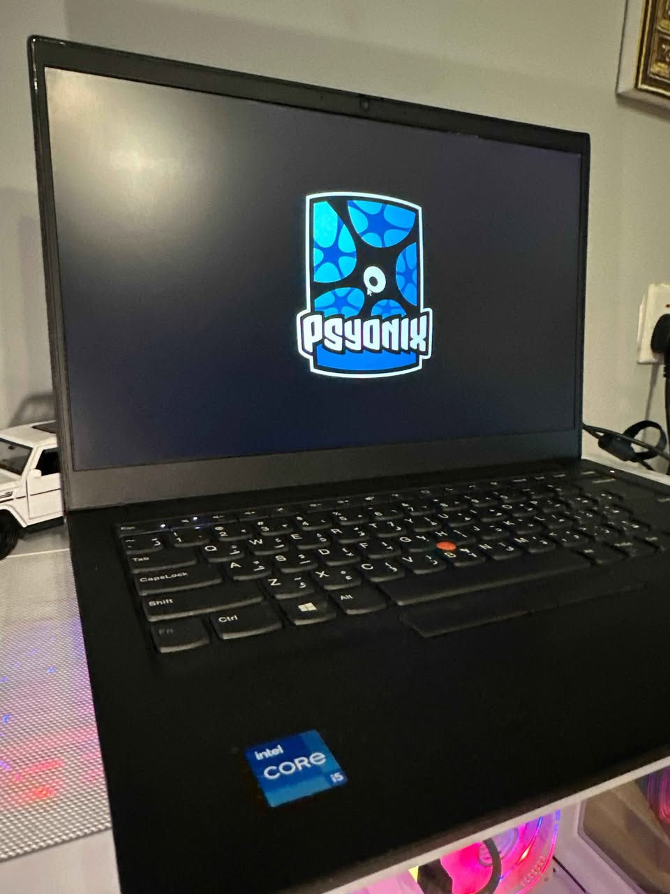 💻 للبيع: لابتوب Lenovo ThinkPad (جيل 11) - نظافة 100% (أخت الجديد)
يا شباب، الجهاز مستخدم أقل من شهرين وبحالة الوكالة، يعني تفتحه وتكول طالع من الكارتونة. موديل راقي، خفيف جداً (سوبر سلم) وبنفس الوقت قوي وعملي مال شغل هندسي و ألعاب قويه ودراسة وتصفح سريع.
🚀 المواصفات الفنية (جيل حديث وطاير بالسرعة):
المعالج: Intel Core i5 (الجيل 11) - أداء جبار وأسرع بهواية من الأجيال القديمة.
الرام: 8GB DDR4 (وتكدر تطوره لحد 32GB براحتك).
الهارد: 256GB SSD NVMe - يفتح الويندوز بثواني.
كرت الشاشة من احدث الكروت : Intel Iris Xe Graphics (4GB) - هذا الجيل الجديد اللي يشغل برامج هندسية وألعاب بسلاسة.
الشاشة: 14 إنش بوضوح عالي مريحة  جداً للعين.
✅ ليش هذا الجهاز يفيدك؟
للألعاب: يشغل ألعاب مثل (PUBG, GTA V, FIFA) بأداء كلش حلو.
للهندسة والتصميم: بطل ببرامج الـ (AutoCAD, Revit, Photoshop).
النظافة:حال حال الجديد  لا داخل  صيانة، استخدام شخصي خفيف جداً.
البطارية:! تخدمك من 5 إلى 7 ساعات شغل متواصل.
المميزات: كيبورد عربي/إنكليزي، كاميرا HD واضحة، ومنافذ (Type-C, HDMI, USB 3.0).
💰 السعر: 395 ألف دينار فقط!
(سعر نهائي، ومنافس جداً بالنسبة لمواصفات الجيل الـ 11).
📍 الملحقات: الشاحن الأصلي ماله و الجنطه مالته. بغداد, العراق


**إذا كنت صاحب هذا الإعلان وتريد حذفه لأي سبب، رجاءا أرسل رسالة إلى الدعم الفني**