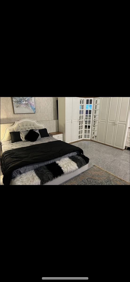 سلام عليكم 

شقه مؤثثه للإيجار منطقه المنصور الداودي شارع التانكي سنتر الداودي تشمل نت وكهرباء وغاز بالكون مطل ع شارع التانكي سعرها 12ورقه بدون دلاليه ✨*********** متواجد واتس اب ايضا
