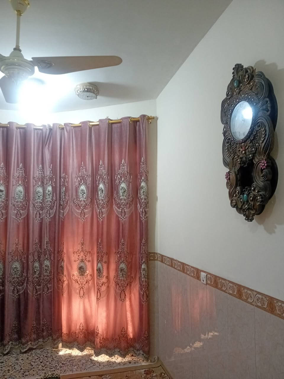 السلام عليكم بيع مستعجل لسبب ظرف بيت بلوليد زراعي ١١٠ م جبهه ٦ نزال ١٨ بيت حلو مرتب استقبال مطبخ صاله خدمات غرفتين كبار العنوان بالظبط الزعفرانية الوليد قريب على مدرسة المروج مقابل الأمن الوطني خدمات كامله السعر ٨٥ وبي مجال ***********
