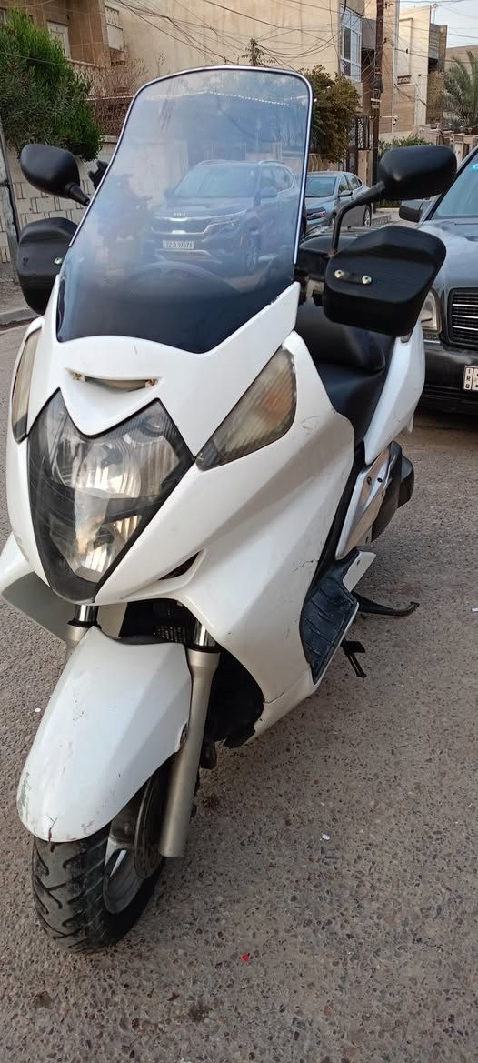 السلام عليكم من رخصة مديرالكروب هونداسلفرالدراجه خيرمن الله محرك وكير وكهربائياء كله نضيف والمحرك ممفتوح وكلجات ممفتوحات بس الكفرات يرادله ترتيب وبيه اوراق السعر 1,300,000  هاتف ***********
