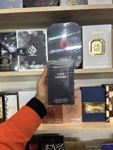 عطر كلير ليذر الاصلي من شركة فراجرانس وورلد 
هذا العطر يحاكي عطر توم فورد امبري ليذر 
عطر لكلا الجنسين عطر قوي بلمسات اخشاب وجلود 
والعنبر بثبات وفوحان يدوم طويلا 

مكونات العطر : إفتتاحية العطر الاخشاب ; قلب العطر الجلود و ياسمين سامباك; قاعدة العطر تتكون من العنبر, الطحالب و الباتشولي.

يوجد توصيل لجميع محافظات العراق 
للحجز او الاستفسار التواصل على رقم الواتساب 
*********** 

#عطور #عطر #عطوري #عطورات #عطور_رجالية #الامين_للعطور #بابل #كربلاء #النجف #البصرة #توصيل #الرمادي #الانبار #ديالى #واسط #العراق
