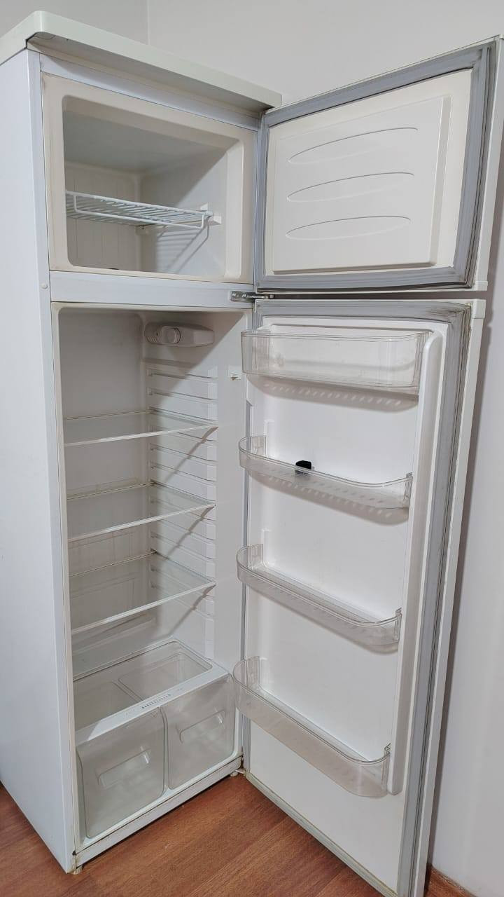 غسالة كوسونيك 6 كيلو 150 الف
براد ماركة LG سعر 150 الف
ميز طعام مع كرسي عدد 2 (20000 الف) 
للبيع التواصل على الرقم ***********
