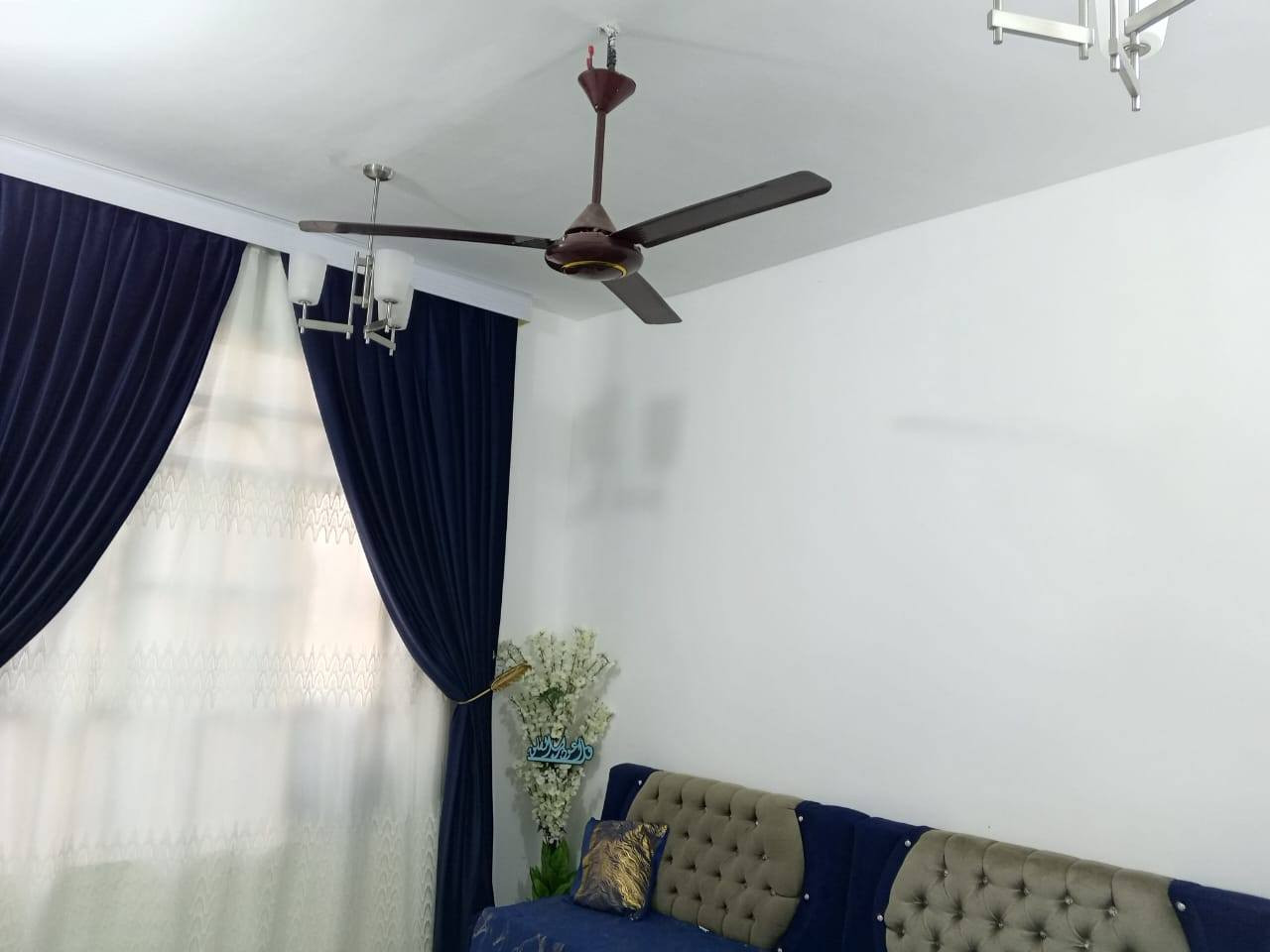 السلام عليكم عندي دار للبيع المساحه الكليه 100 متر طابو زراعي سند 25 تحويل مباشر باسم المشتري متوفره كل الخدمات بكرلي اسواق الاولى قرب مخبز ليمونه بيت حديث وجديد السعر (70 ) وبي مجال الاستفسار مراجعه مكتب عقارات الحسام اتصل على رقم الهاتف ***********
