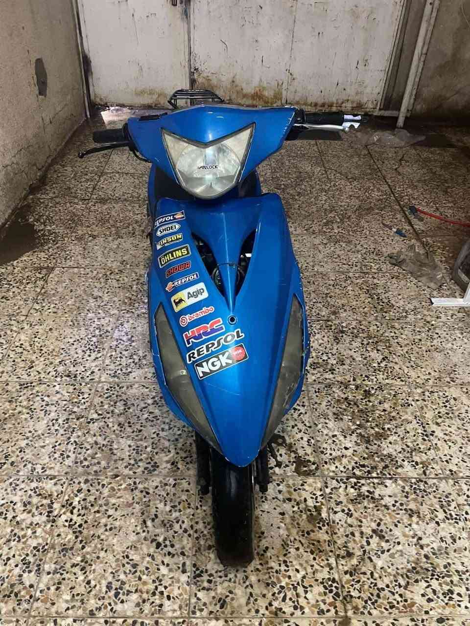 السلام عليكم دراجه ماكس مضلع لون ازرق نوزل اكلجات شلعه معدل السلف شخال كهربائي كلهاه شخاله بريكات شخاله. ماناقصه شي باتر جديد تايرات جدد. بس به. نضوح. بصيط.  الدراجه خير من الله السعر ٤٠٠ وبيه مجال مستعجل عليها مكاني بغداد الاعظميه سبع ابكار. متواجد. واتساب فقط عله الرقم *********** .
