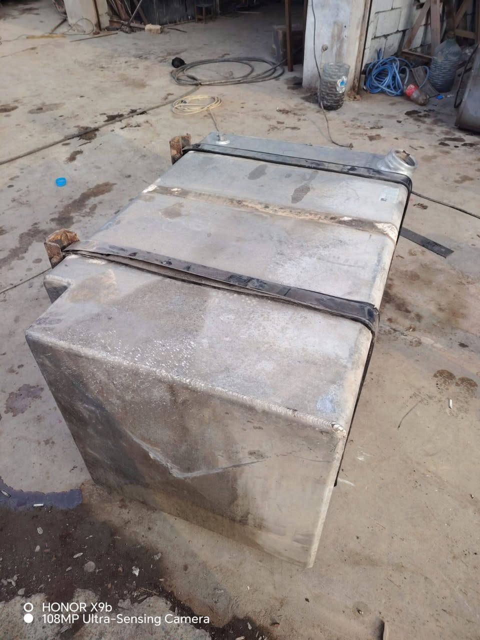 السلام عليكم للبيع تانكي كاز مربع 670 لتر بدون كسر شرط الطول118سم السعر 4 اوراق وبي مجال مكان كركوك ***********
