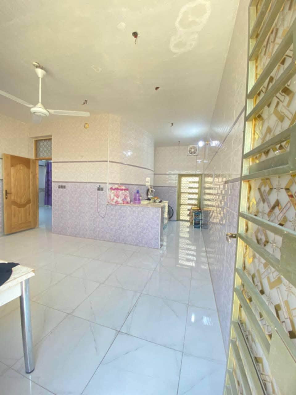 بيت بناء حديث سنة2025 حله حي الصدرين
خلف شقق طريق حله نجف رابع بيت عن نهر اليهوديه

بيت كامل مساحته 200متر يحتوي على غرفتين وصاله وكليدور ومطبخ حار وبارد

ومجمع صحيات داخلي ومجمع صحيات خارجي 

فقط الدرج والواجهيه ما كاملات

يبعد عن مدرسة براعم الفرات 100 متر  

طابو زراعي سند 25 تحويل مباشر 

للاستفسار اكثر ***********
