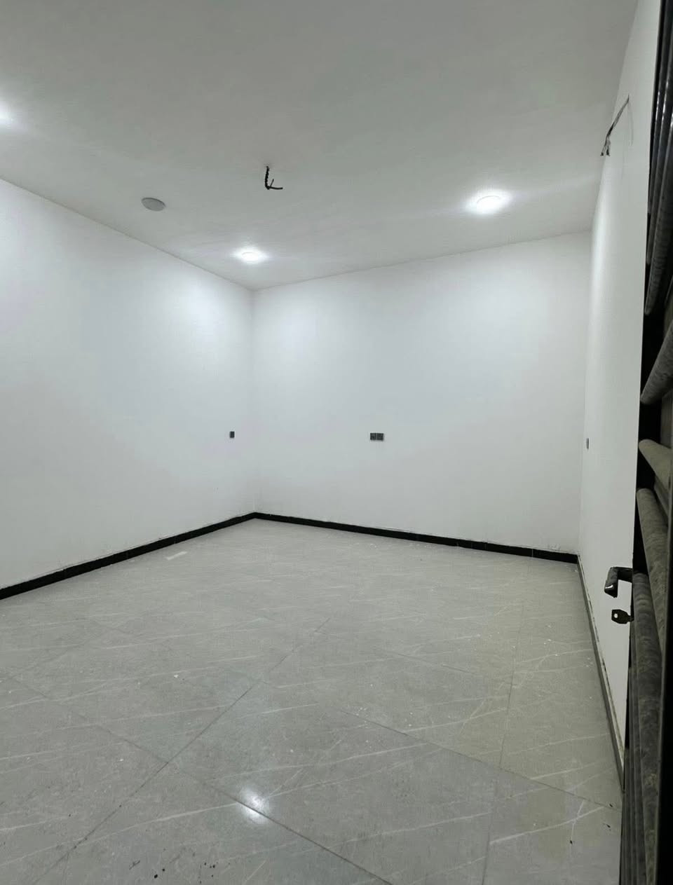 سلام عليكم بيت للبيع
مساحته100م مربع واجه10نزال10

بناء جديد كونكريت مسلح

يحتوه ع صاله مطبخ استقبال غرفه وحده صحيات خارجيه وداخليه تبليط لحد الباب 

موقعه حولي الخصيمه عرصات حيدر حجي هندي 

للاستفسار ***********
