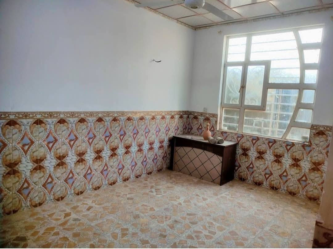 دار #للايجار 100م 
حي النداء قريب على شارع المجمعات  ايجاره 300 مقدمه شهرين
منطقة  حلوة مقابيل الغزالي للهواتف 
يحتوي على استقبال و غرفة وصاله ومطبخ وصحيات عدد 2  ….
***********
