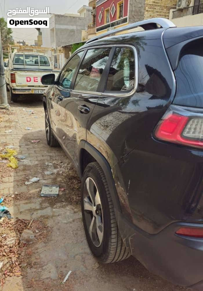 جيب شيروكي 2019 ( Limited  ) امريكي وارد
محرك 6 سلندر
ماشية 67 الف ميل
 بصمة
جلد
صندوك كهربائي
كشن كهرباء
شاشه كبير كار بلي
حساس تايرات
ABS
كامره دواره
مثبت سرعه
تدفئه كشنات
سايد بريك بصمه
لايت زنون
كشافات لد
تخم تاير جديد

ضربتها بالصور جاملغ امامي يسار بدون ايرباك 
للتواصل ابو يوسف
***********
