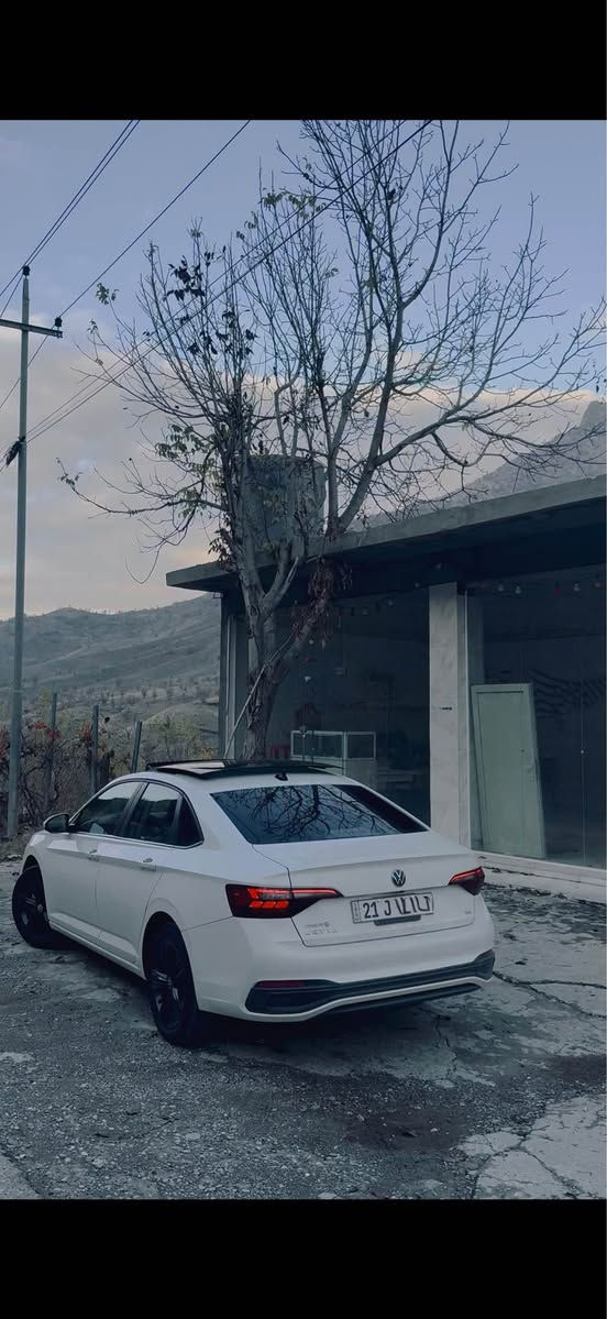 jetta 2024 Se plus 
جیتا ٢٠٢٤ بۆ فرۆشتن سیارەکە بەس بۆنیتی بۆیاغە  سپی سەدەفی مواسەفاتە ئاوینە رادار - بریک بەسمە - راداری خەتی جادە -راداری پشت و پیش سیارەکە هەموو شتیکی مەزبوتە گیر و مەکینە و کامل کارەبایت و رادار مەزبوتە سەنەوی هەتا ٢٠٣١ نوییە 
سحری. ١٦٦ وەرەقە و مجال
رەقەم تەلفۆن.*********** وەتئەپ و ڤایبەری لەسەرە 
تیبینی.سیارەک هیچ سارد و قەپو قۆپی نییە هەموو گیانی وەک شوشەی ماشەڵڵا شومان, أربيل
