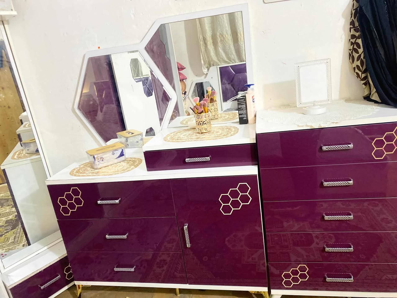 غرفه مستعمله نضيفه لون حلو  من الأخير غرفه مرتبه سعرهه ٣٥٠ بيهه مجال
***********
