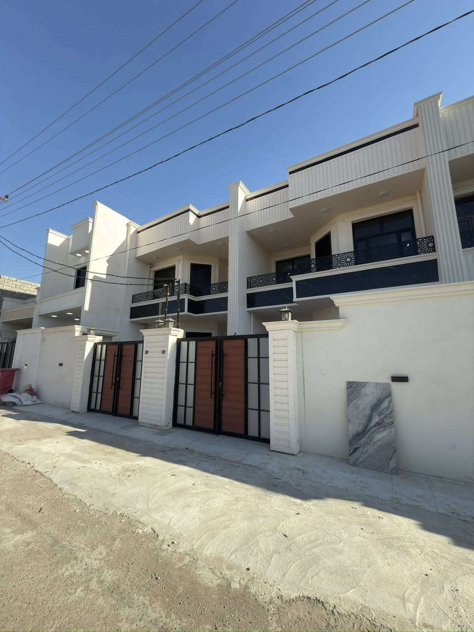 السلام عليكم ورحمة الله وبركاته
دار سكني ملك صرف زراعي سند ٢٥ 
مكاتبه وكالة عقاريه 

الموقع 
تقاطع القدس دور الزراعه الثالثه 

المساحة ١٣١ م 
الوجهه ٦ وربع 
النزال ٢١
 
شارع رئيسي عرض ١٥ م 

طابقين 
فول مواصفات 

مطبخ استقبال وصاله و٣ غرف نوم  وكراج سياره 
سطح اول وسطح ثاني 

مواصفات الدار 
البناء بلوك 
الًواجهه فلين وتطعيم لوح مرمر 
المطبخ  والحمامات بورسلين مرمر 
ديكور نقش وسحبات وطرحات 

السطح سيراميك مع محجر درج 
البيت مزود بوردات انترنيت وكاميرات 
حديقه دخل الصاله 

السعر ١٢٠ 

المراجعه مكتب الجبل 

للاستفسار 

‭٠٧٧٠ ٢٠٦ ٧٨٤٦‬
