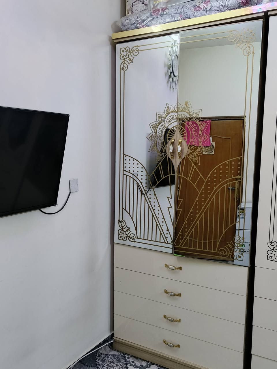 سلام عليكم إخوان
غرف نوم مستعمل 8 أشهر 
8قطع نضيفه وحلوه 
الاستفسار ***********وتساب فقط
