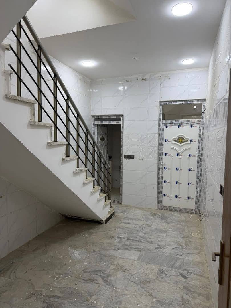 السلام عليكم يتوفر لدا مكتبنا مشتمل للبيع المساحه 40م طابقين بناء حديث يحتوي على غرفتين نوم فوك وجوه استقبال ومطبخ وخدمات موقع المشتمل الشعب قرب سوق شلال قرب مدرسه ميثم التمار موقع جيد جداً وشارع عريض الاستفسار مكتب الشعب للعقار واتساب ماسنحر ***********
