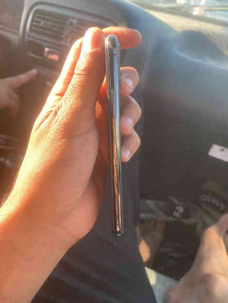 سلام عليكم ايفون ١١برو فقط  مبدل شاشه وبيها خطوط خفيف  بس من تنزل البرده ممئثر سعر٢٠٠
***********
