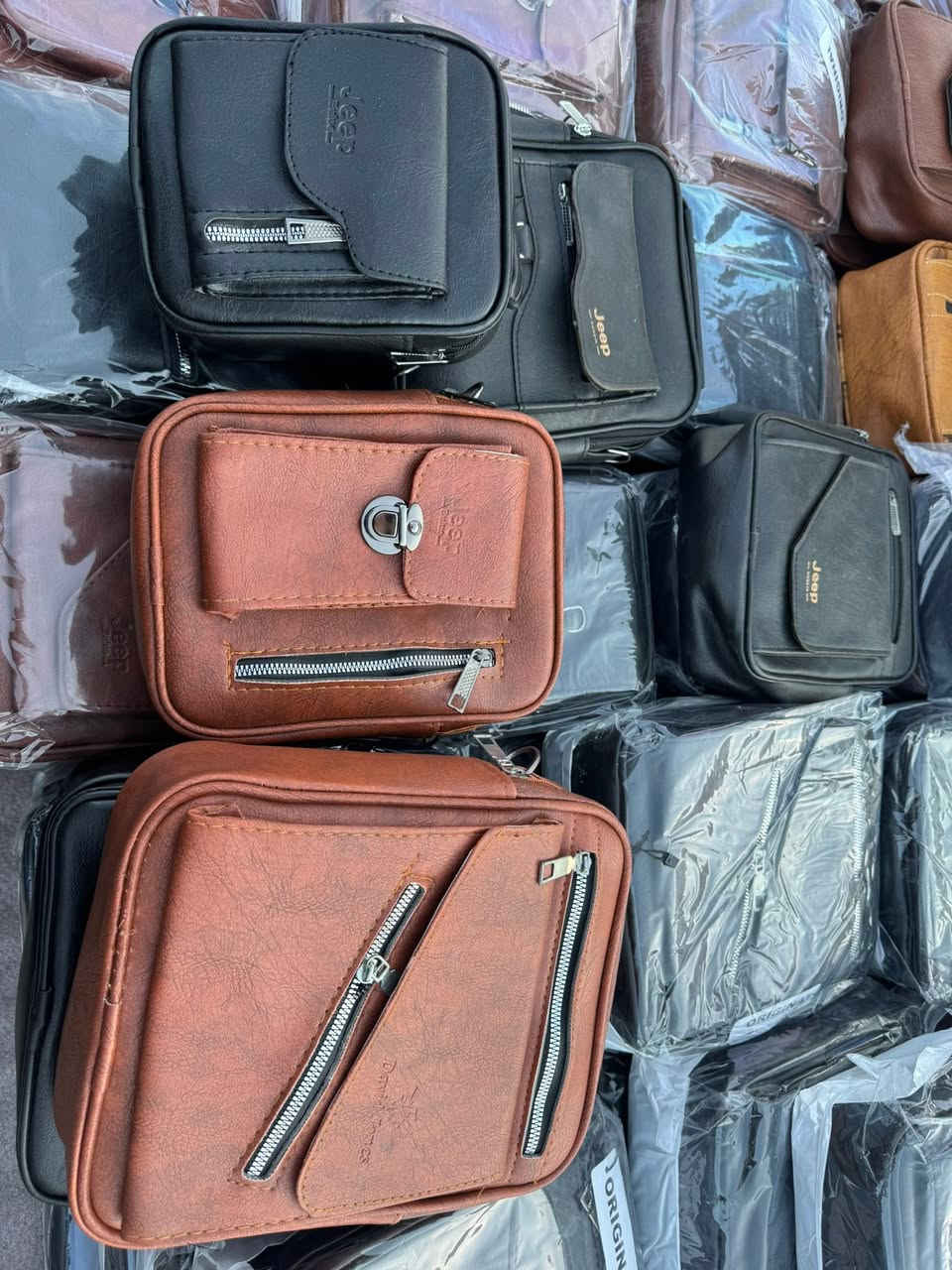 السلام عليكم 
ئەم جانتایانە هەیە ٣قیاسە
گەورە وەسەت و بچوك ١٥٠دانەیەك ئەبێت 
هەمووی بەیەكەوە ئەفرۆشم
شوێن چەم چەماڵ
***********
***********
