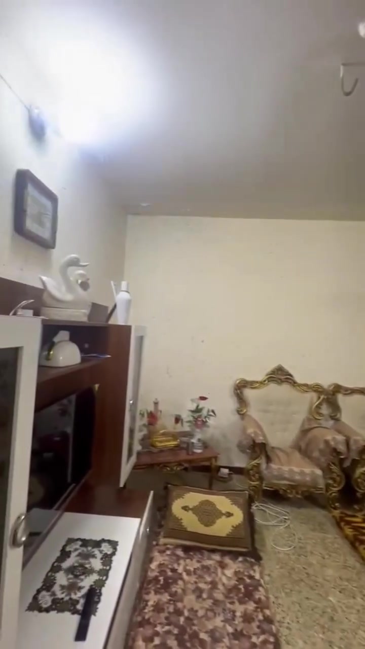 دار بناء قديم طابو صرف في الرمادي 
شارع الحوانيت قرب المحكمة
المساحة / 205 متر
الشارع / 10 متر
الطابق الاول يحتوي/
استقبال وهول وممر وغرفة نوم ومطبخ 
ومجمع صحيات ومناور وكراج
والطابق الثاني يحتوي/
غرفتين نوم وسطح اول وثاني
السعر / 128 مليون وبيه مجال
للاستفسار 
مكتب ابو مصطفى للعقار في الرمادي حي المعلمين 
قرب فلكة الفرسان مقابل مصرف الخليج التجاري 
هاتف 
محمد  ***********
مثنى  ***********
يتوفر (واتساب) على نفس الارقام

