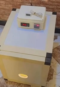 فقاسه مثل هذا الشكل  شغاله للبيع تأخذ تقريبا ٣٠٠ بيضه فول اوتاماتيك مس...