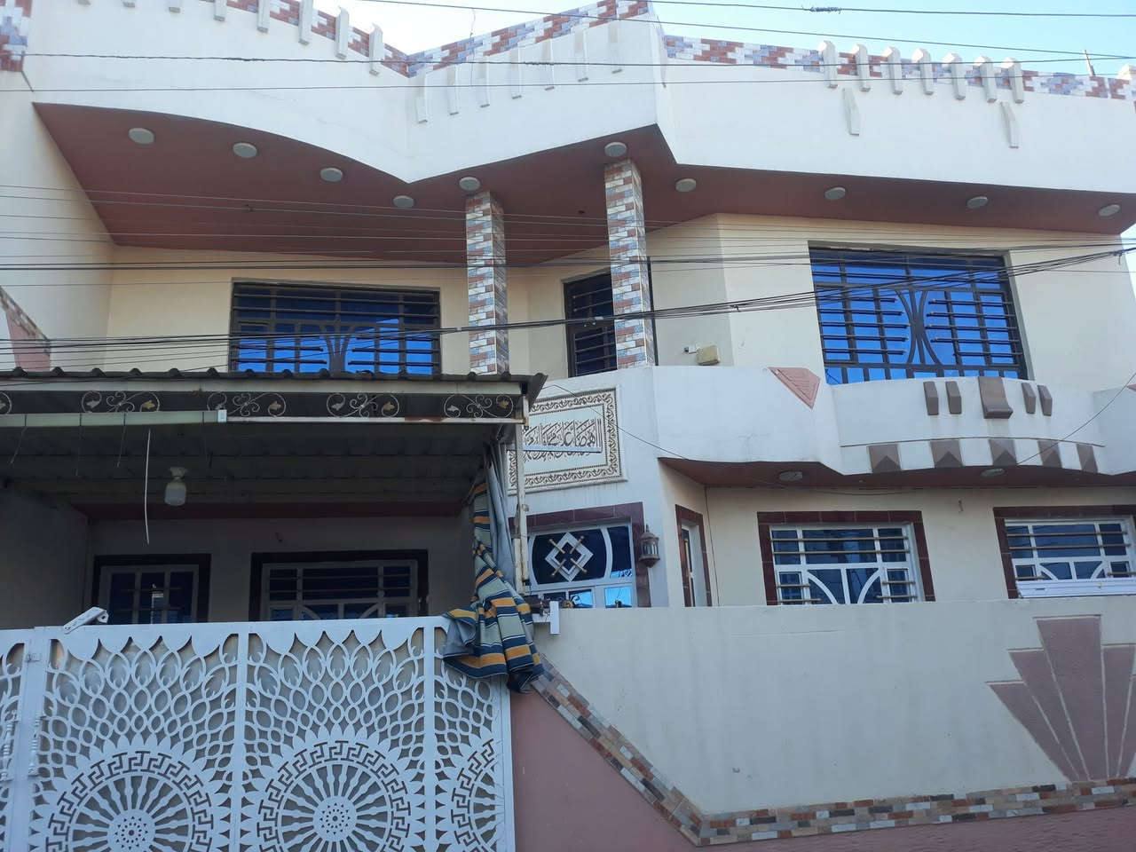 السلام عليكم
السلام عليكم
بيت للبيع بناء ٢٠١٤
المساحة ٢٣٠ متر
البيت نظيف جدا . طابقين ويحتوي على خمسة غرف  نوم كبار 4×5 واحدى الغرف 6.5×4 ومغلفه تغليف خشب حديث
موقع الدار ابي غريب مركز السوك  بظهر الشارع العام التجاري مباشرتا وتحديدا خلف جمعية الوزيري مباشرتا
يبعد ٨٠٠ متر عن مجمع البدور
***********
