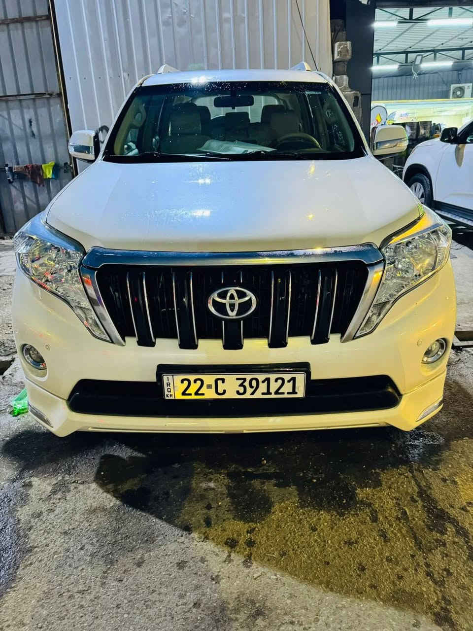 برادو ٢٠١٧
فىه tx.r
مو فول 
سياره بيه صبغ قطعتين ودعاميه قليل 
***********
سعر ٣٢٥
