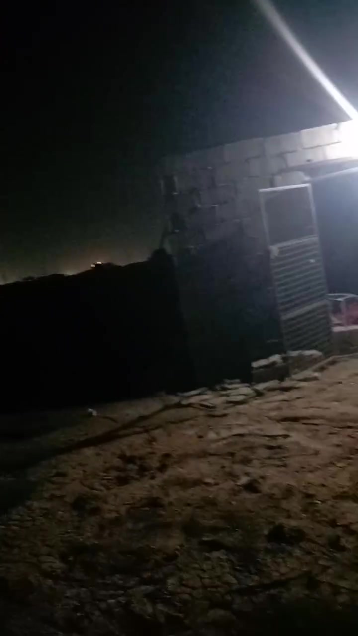 سلام عليكم بيت مساحه ٣٠٠ متر واجه ١٥ ونزال ٢٠ كامل مكمل كهرباء ماي مجاري مكانه كوت حي لمنتضر يبعد عن شارع  لعام ميت متر يتكون من قرفتين وصاله وحمام داخلي شراي بخدمته ***********
