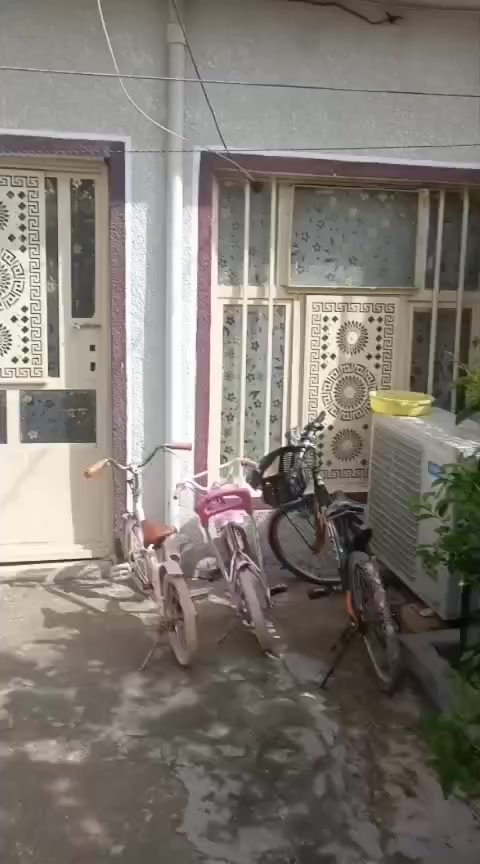 سلام عليكم دار للبيع في منطقة واحد حزيران المساحه 165م واجه 11 نزال 15 يحتوي على غرفتين نوم وصاله ومطبخ وصحيات واستقبال يبعد عن شارع  بغداد الحسينيه  100 م  لبيت جهاز وبسعر مناسب والي يرغب ابيع مع الاثاث  ‏‪‪
‏‪‪0774 357 0973‬‬‏
