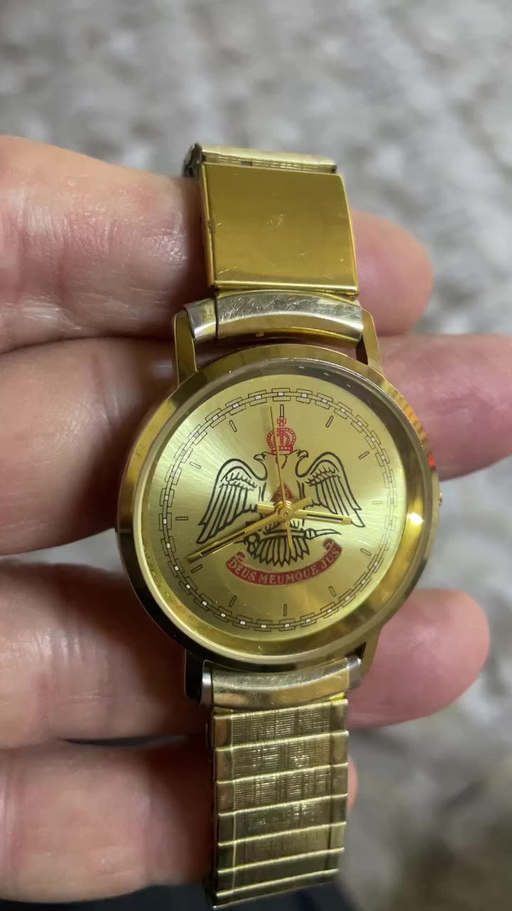 ساعة رمزيه تذكاريه من شركة بولوفا السويسريه لأحياء طقوس الماسونية الأسكتلندية من خلال الشعار النسر ذو رأسين 
قطر الساعة 35 ملم
طلاء ذهبي ثابت 
صنعت عام 1971 الساعه مخزنه
فنتج قديم معلمه بالكامل 
تعمل بنظام البطارية 
نسبة النظافه ‎%‎95 
وقت مضبوط جداً جدااااااااااااً
السعر 75 ألف للمهتم خاص
*********** المكان كركوك
يوجد توصيل
