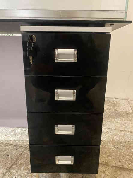 للبيع مزاد لأعلى سعر 
🔥🔥🔥🔥🔥🔥🔥🔥🔥
ميز فاترينة زجاجي نظافة  95 % 
       مع هدية ستاند ساعات 
                 قياسات
(ارتفاع متر وعرض 116 وعمق 40)
                 العنوان 
        ( بغداد / حي العامل )
           ***********
