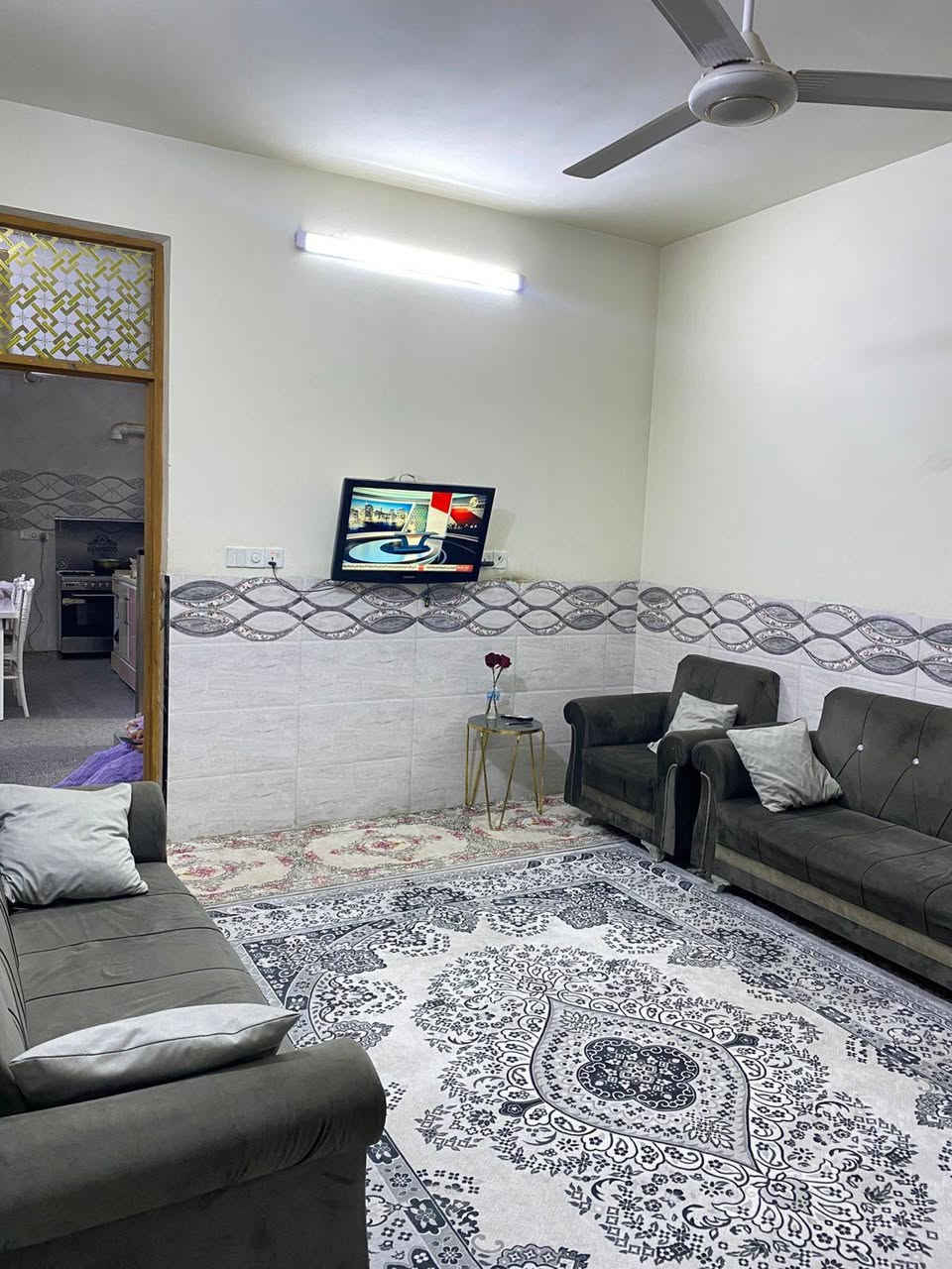 بيت ٥٠ متر مقابل قطاع السابع نهاية شارع الاخضر قاطين بناء حديث ارتفاع البيت ٥٠ سم استقبال ومطبخ وحولي وحمام داخلي والطابق الثاني غرفتين غرفة على الشارع بيها بلكونة
***********
