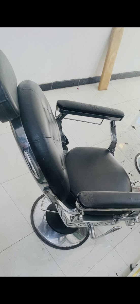 كرسي ملكي شغال كله وجلد نضيف جكات شغاله و3 مرايات سيت  وفاترينه وحده للبيع مكاني بغداد العببدي 
***********
غير متواجد ع نت
